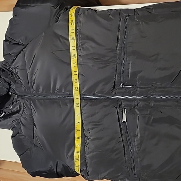 BCBG hooded puffer winter coat, with super soft sherpa style material inside. - Picture 11 of 14